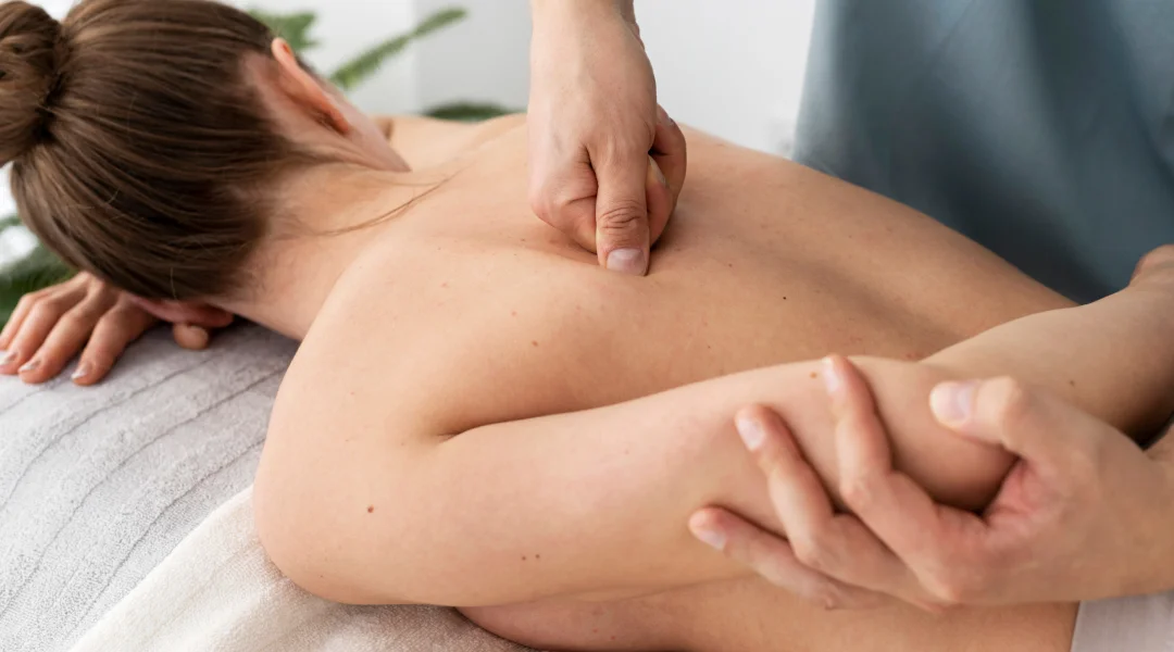 Une femme reçoit un massage relaxant sur le dos pour soulager la tension musculaire.